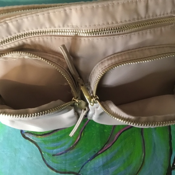 Tan Colored Purse with Gold Zipper detail. - Picture 5 of 5